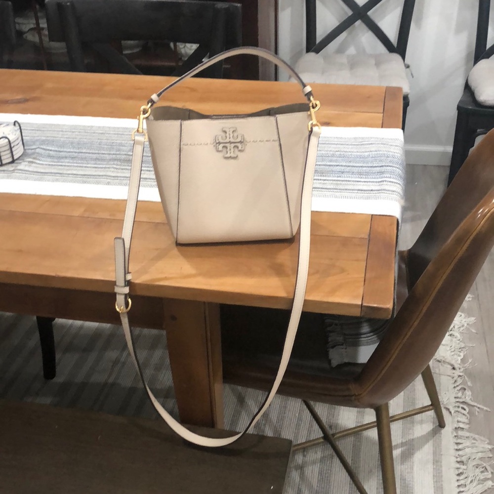 Tory Burch. Cream leather bucket bag.